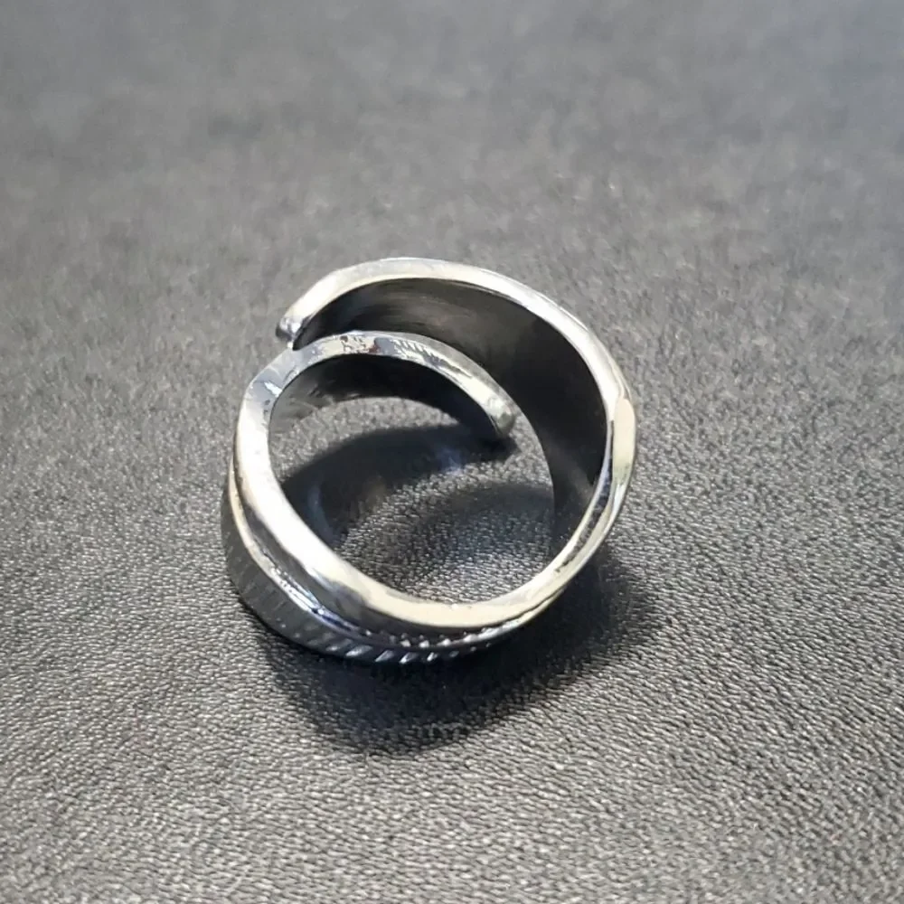 Silver tone textured leaf ring size 7.5